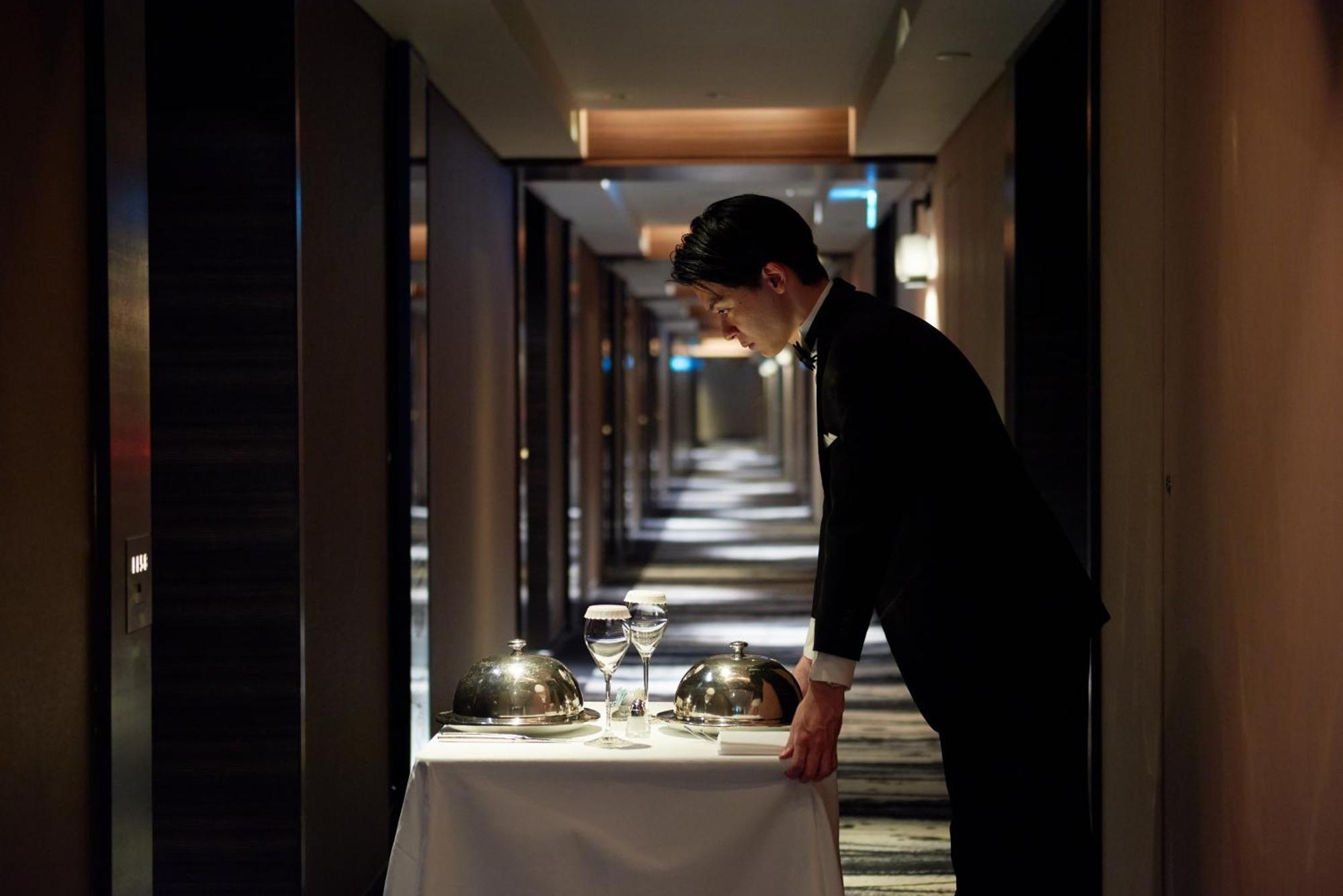 فندق نيو أوتاني طوكيو ذا مين المظهر الخارجي الصورة A room service attendant at the Mandarin Oriental, Tokyo